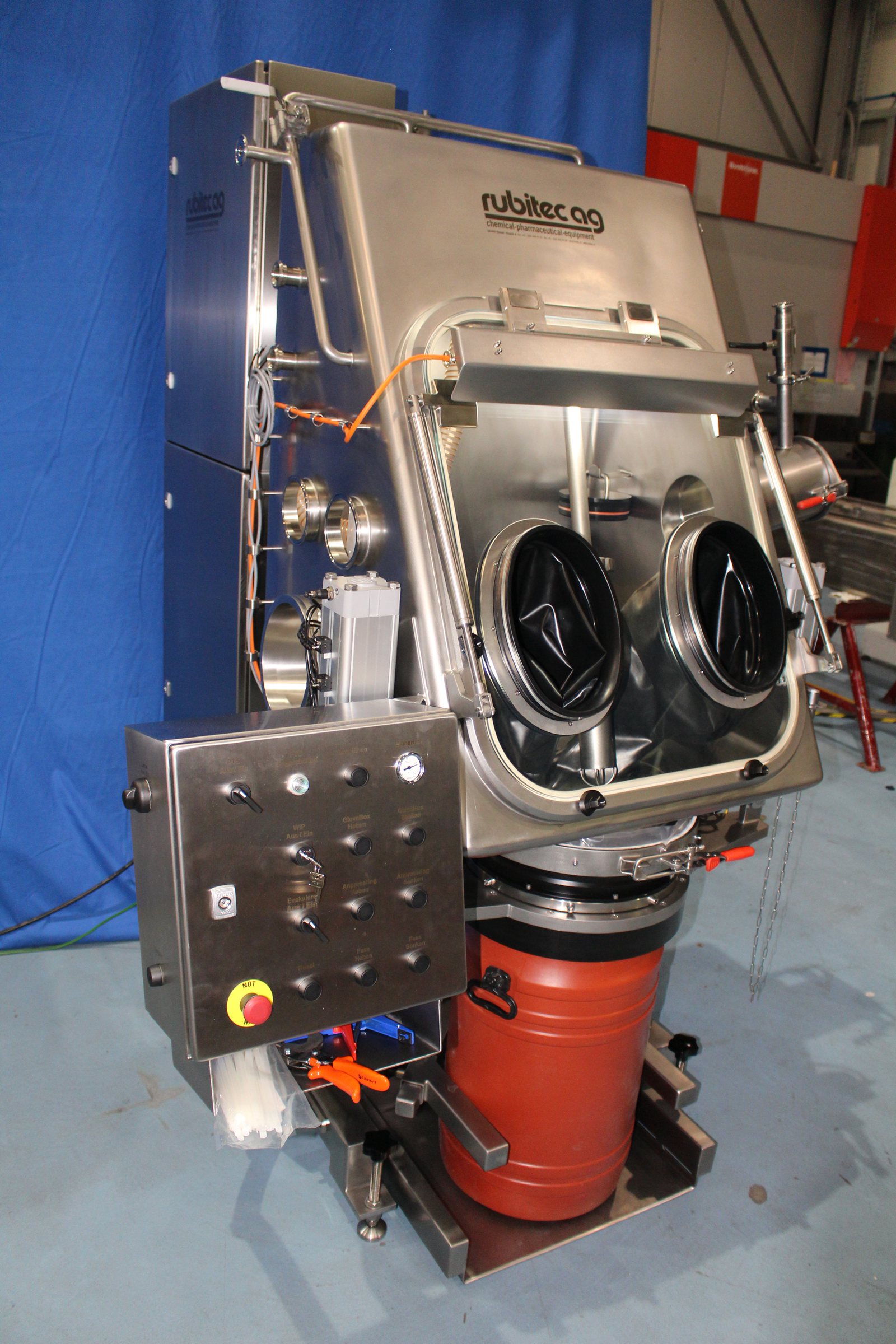 Containment drum emptying with the R-DC box and suction lance at the rubitec ag works